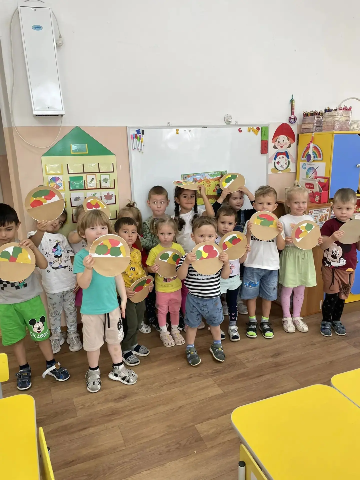 Клеили, старались, любовались:  фруктовая корзина от группы Васильки🍐🍎🍊🍋🍏🍌