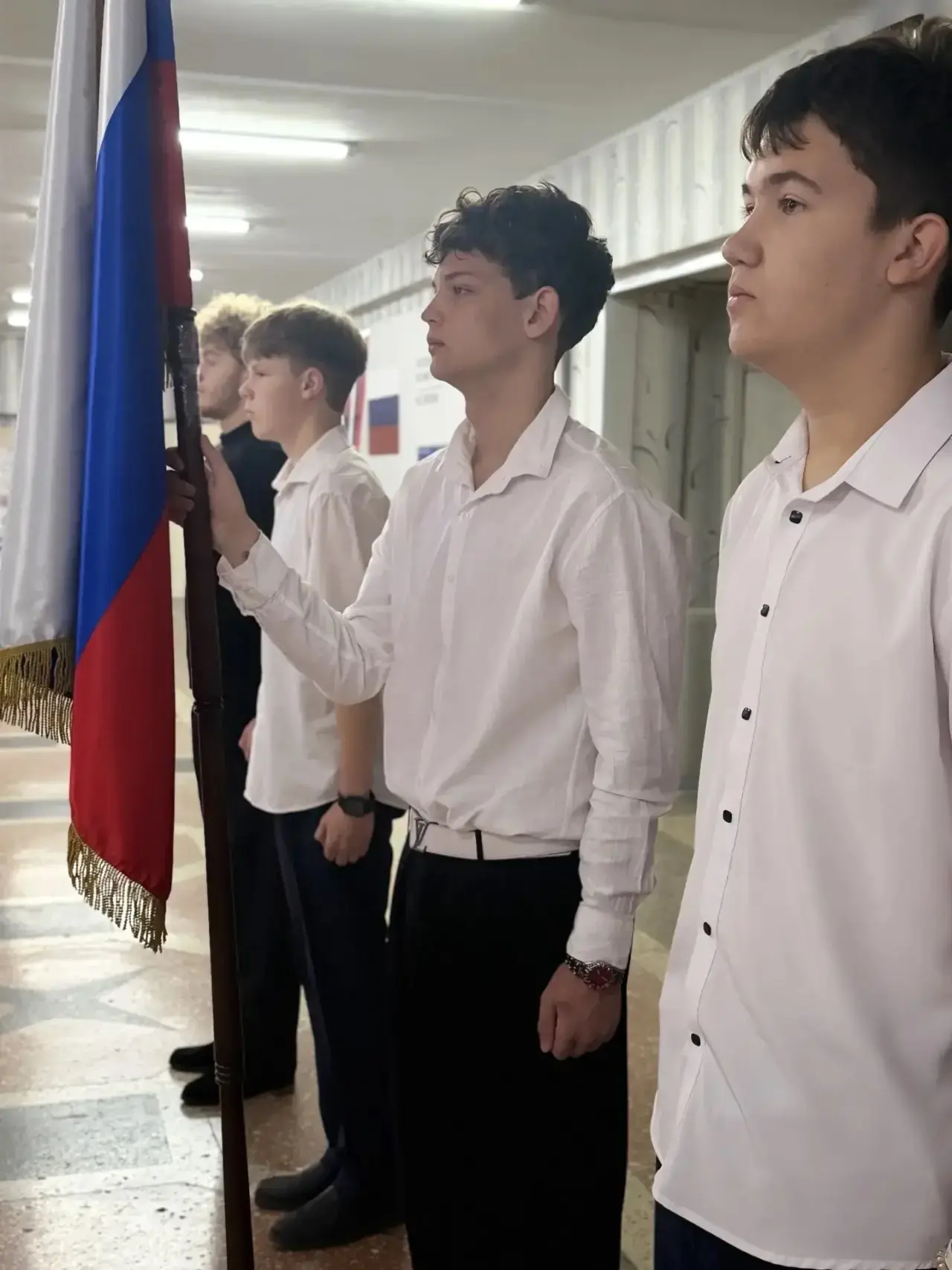 В Алчевской социально-экономической гимназии состоялась торжественная линейка, посвящён...