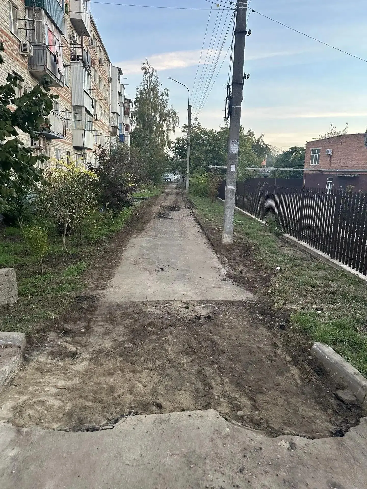 В Кропоткине ремонтируют тротуары у школ и детсадов