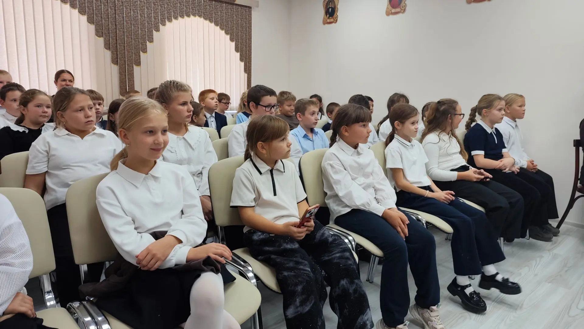 🎼Сегодня учащиеся начальной школы посетили небольшой концерт живой музыки «Музыкальный...