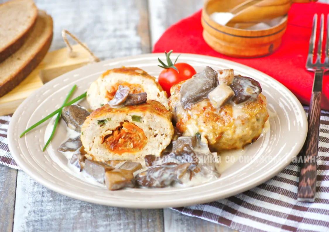 🥩 Мясные зразы с овощной начинкой под ароматной грибной подливой