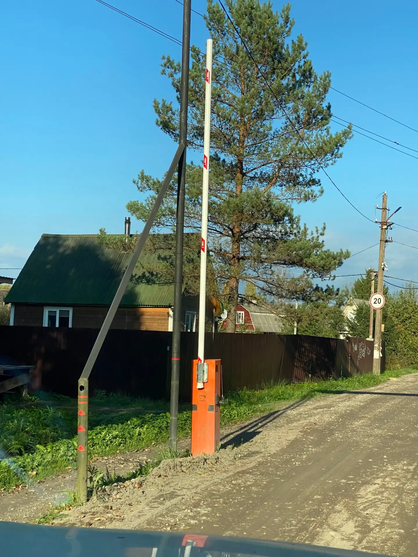 Дружбинцы, подскажите, пожалуйста, а что у нас со шлагбаумом? Почти месяц не работает. ...