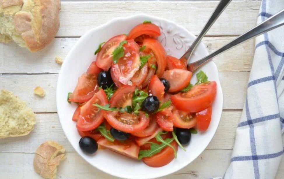 ЛЁГКИЙ САЛАТ ИЗ ТОМАТОВ С ОЛИВКАМИ #салат