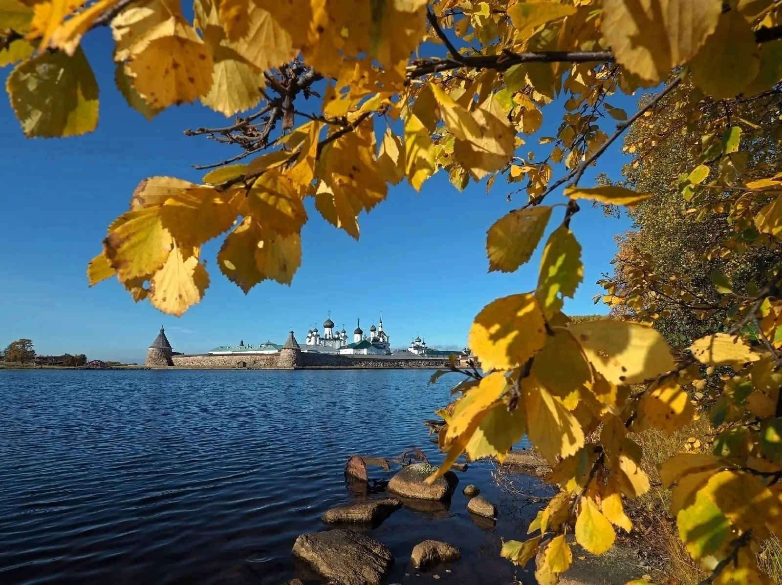 Соловецкий монастырь в осеннем обрамлении🍂
