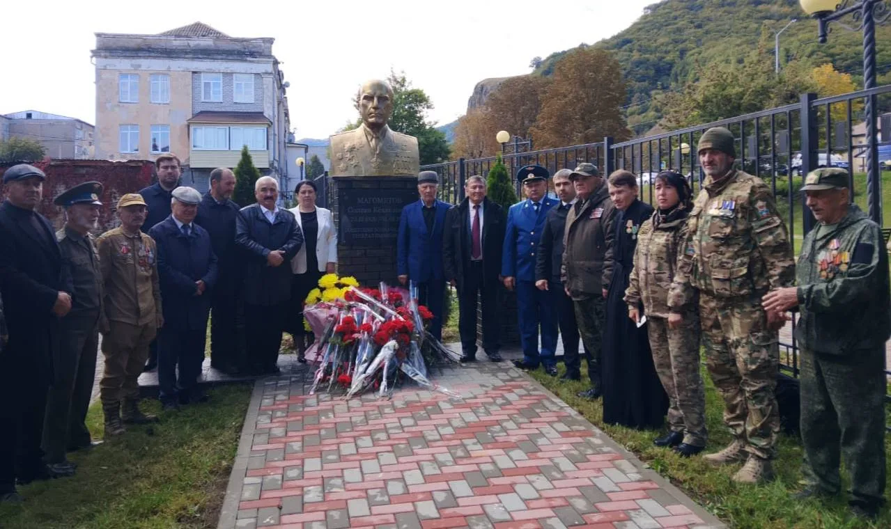 В Карачаевске открыли памятник Солтану Кеккезовичу Магометову