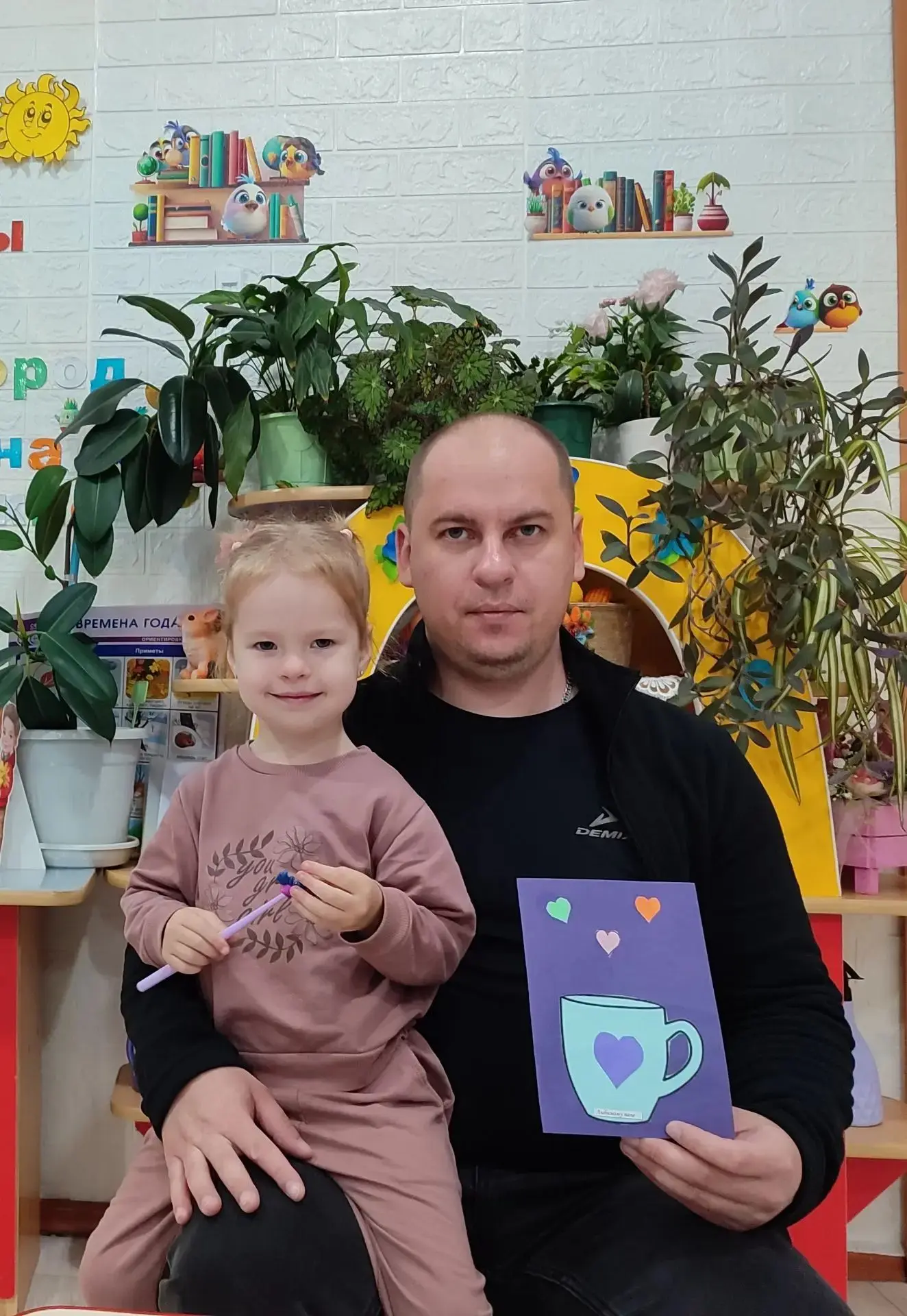 А это счастливые папы с подарками!