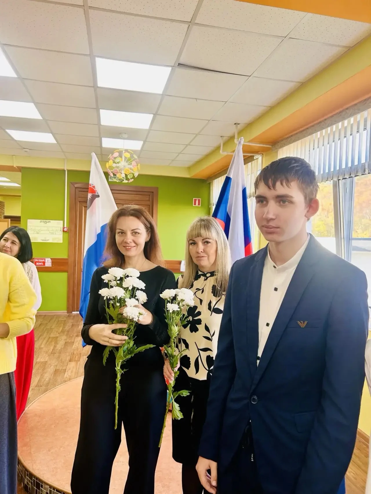 Праздничная линейка ко Дню учителя — это традиционное, торжественное мероприятие, котор...