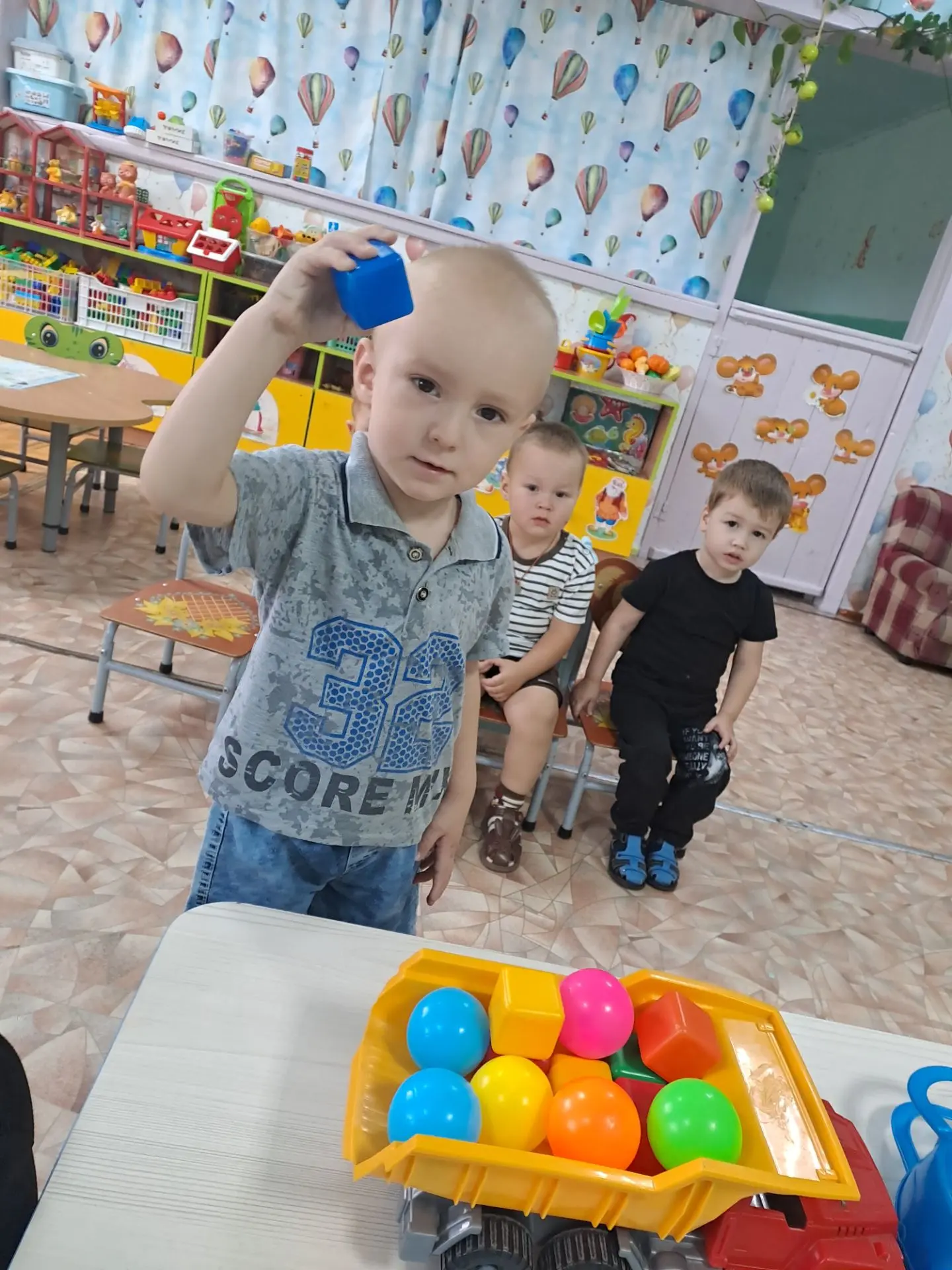 Занятие по Ф.Э.М.П в ясельной группе игровое упражнение "Спрячь кубик,спрячь шарик."