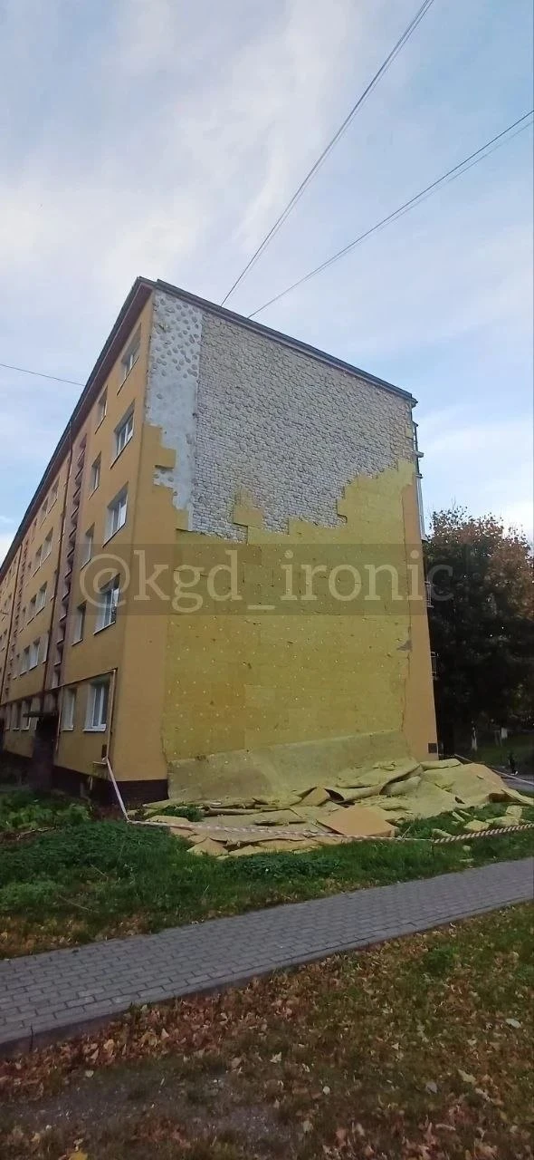 В Гвардейске на Тельмана недавно утеплили фасад дома. Но шторм решил, что работу выполн...