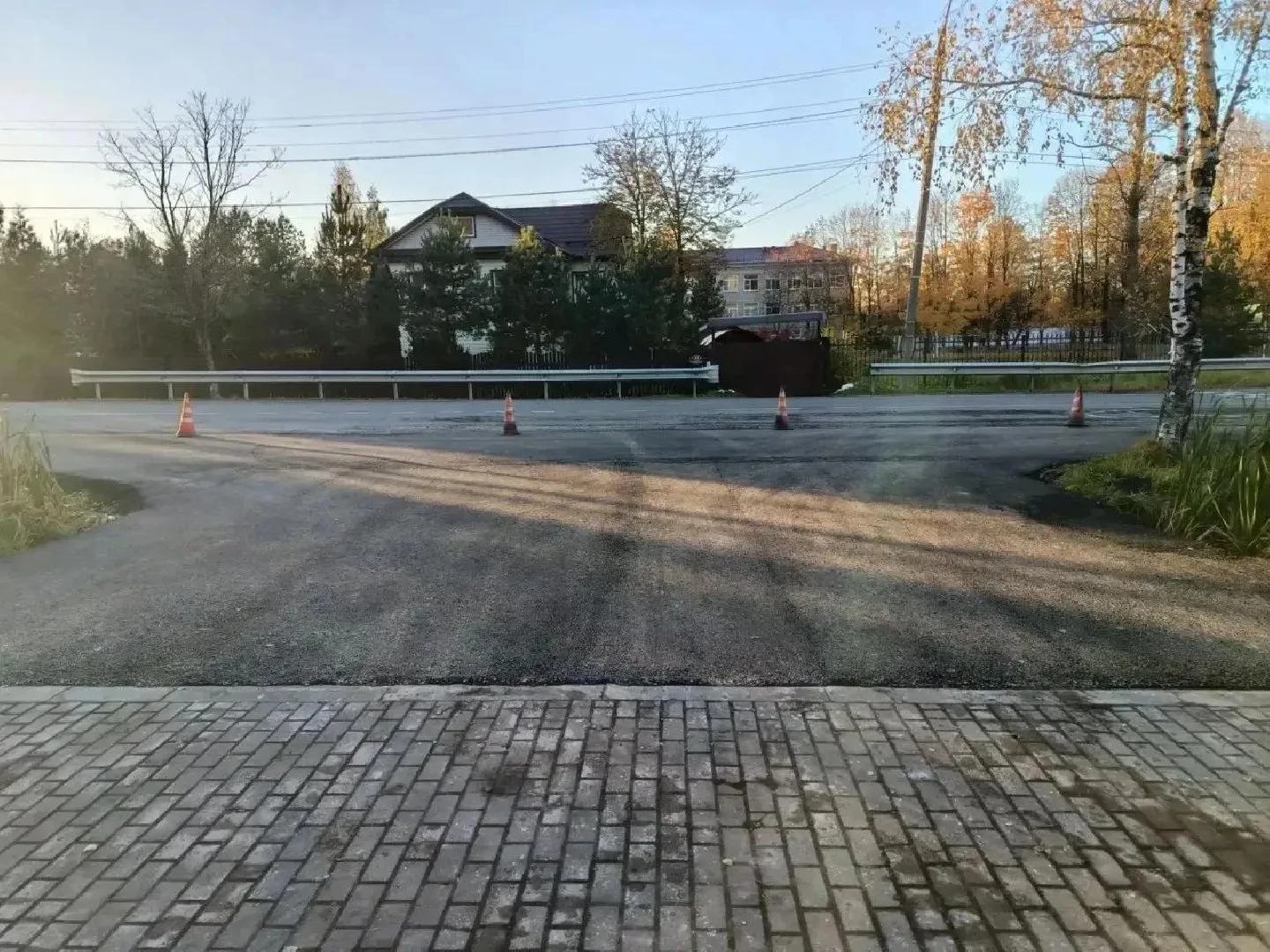 В Можайском округе обновили покрытие на территории Уваровской больницы.
