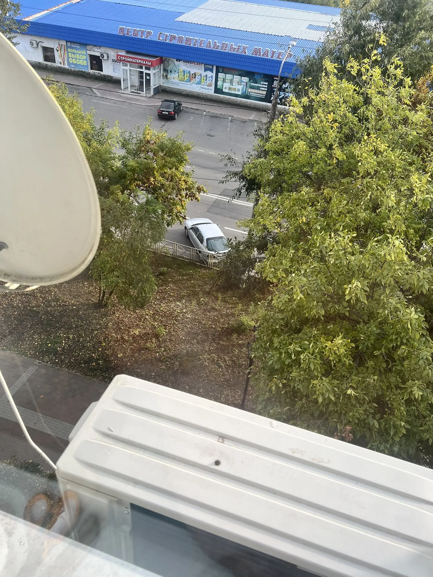 Машина на никопласте с парковки сама отъехала, видать на скорости не стояла или не на р...