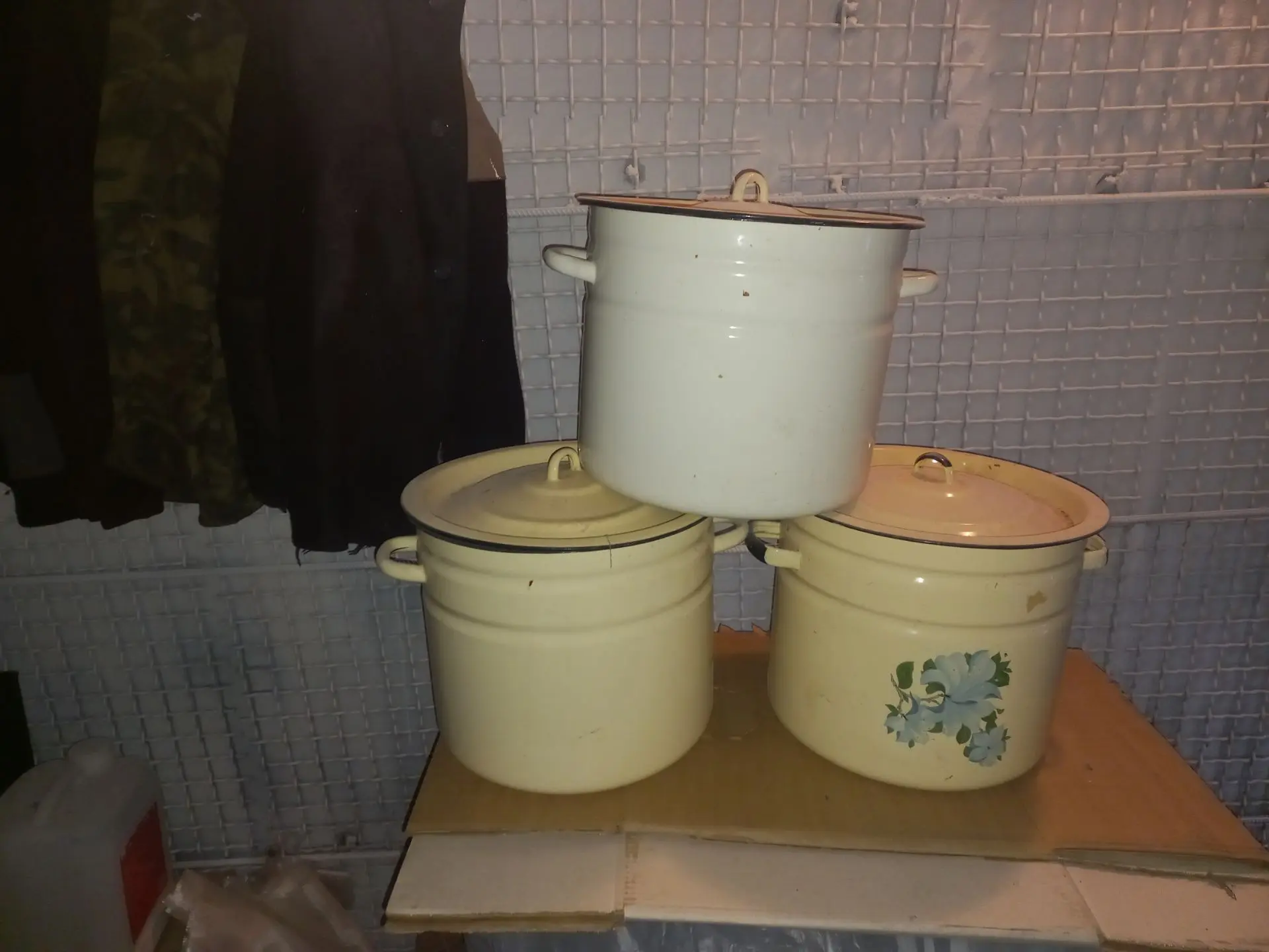 Кастрюли эмалированные,с крышками,состояние хорошее 20л.