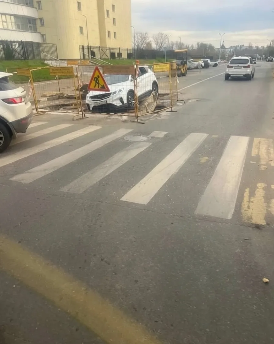 Автомобиль туристов застрял в огромной яме, раскопанной в центре Твери