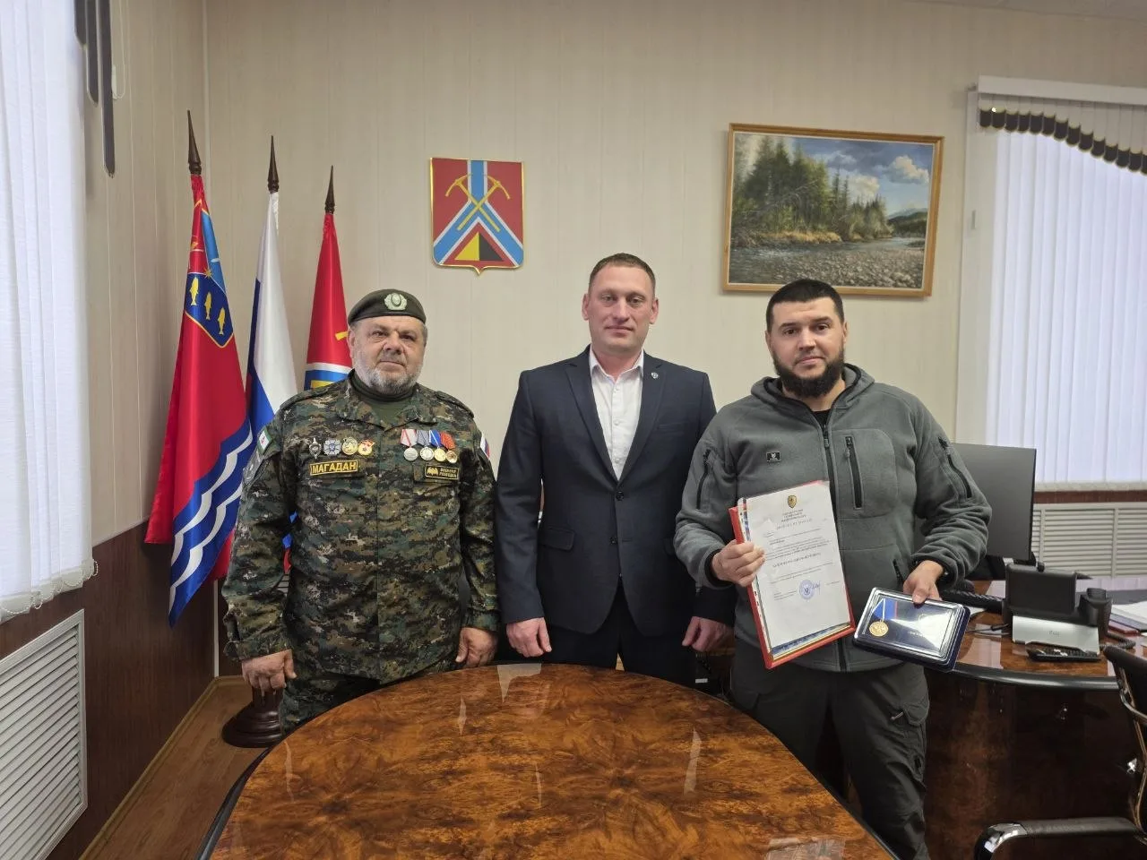 Особая миссия: в Сусумане вручили награду участнику гуманитарной деятельности.