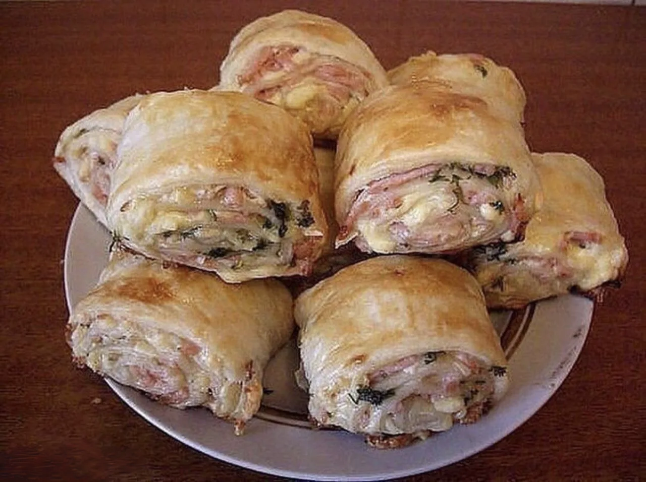 РУЛЕТИКИ ИЗ СЛОЕНОГО ТЕСТА С КОЛБАСОЙ И СЫРОМ 🍴