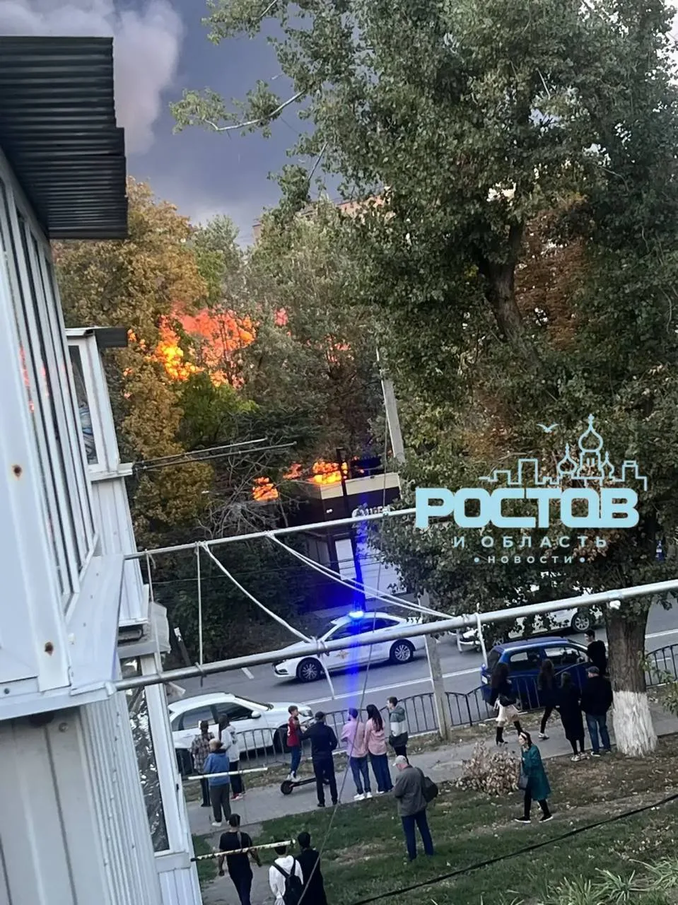 ‼️Полиция оцепила территорию масштабного пожара в Аксае и перекрыла движение для проезд...
