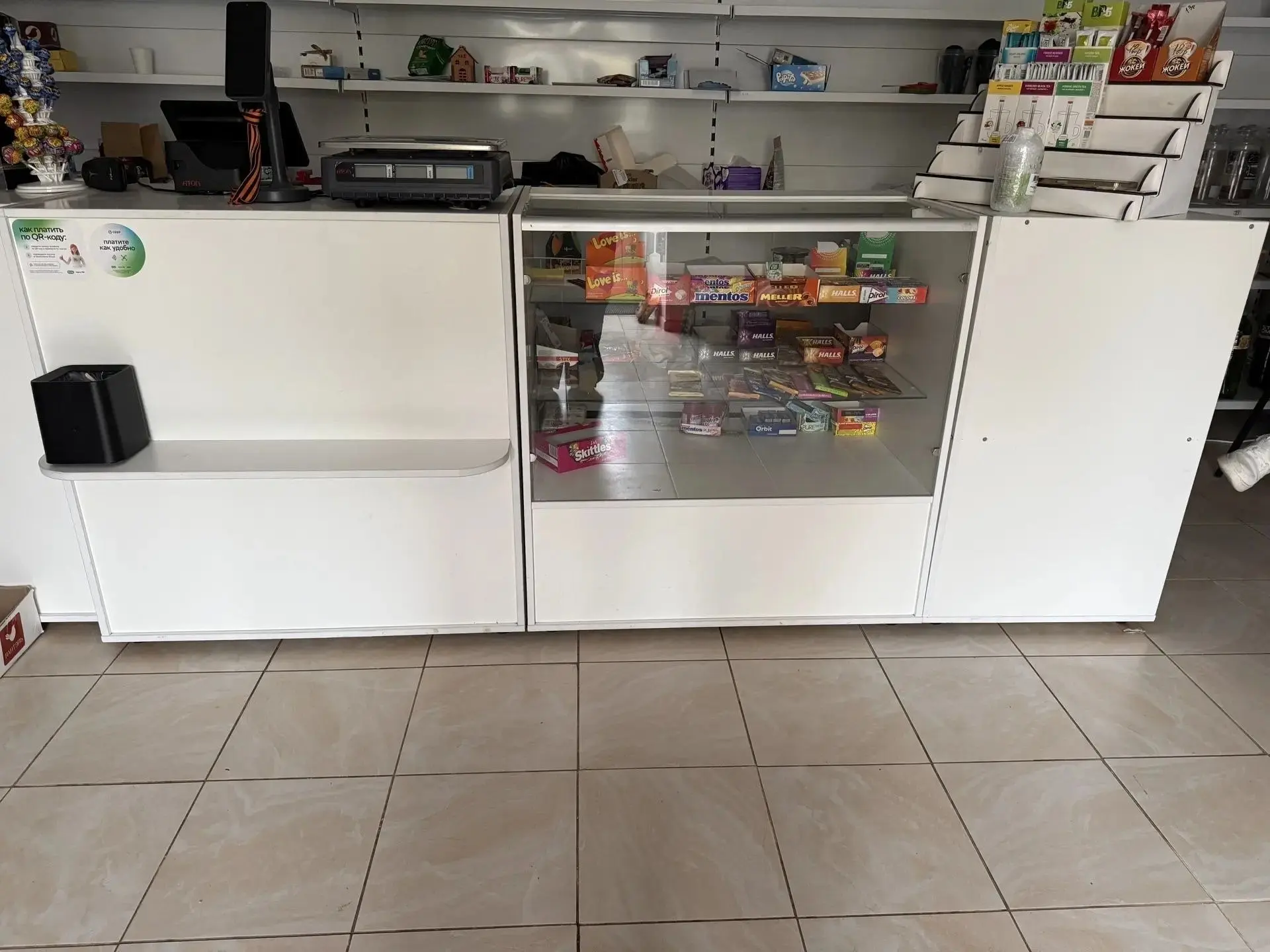 Кассовая тумба 7000₽, витрина 5000₽, угловая полка 2000₽. +79493077254