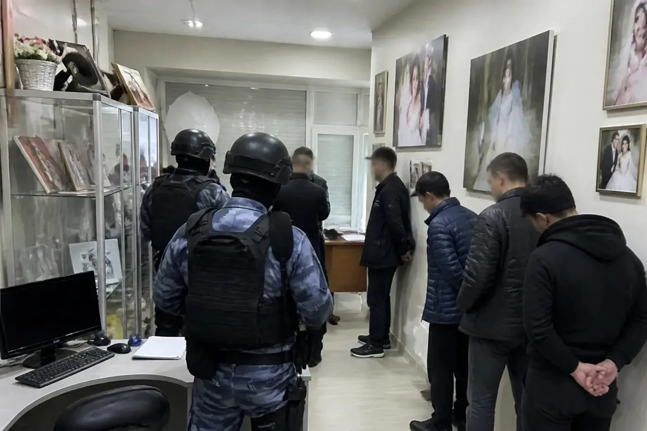 Полиция Югры ликвидировала канал нелегальной миграции, организованный сотрудниками фото...