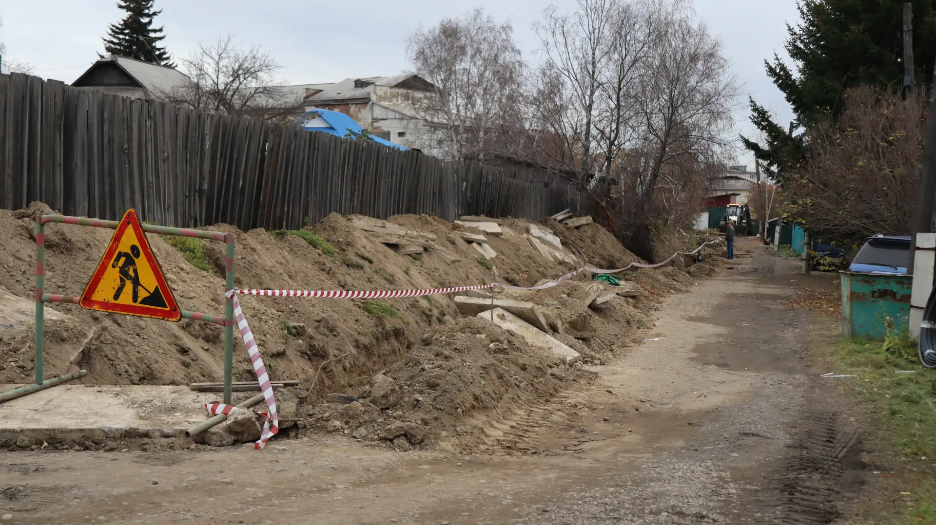 В частном секторе п. Стекольный (в районе дома № 57) ведутся работы по замене участка т...