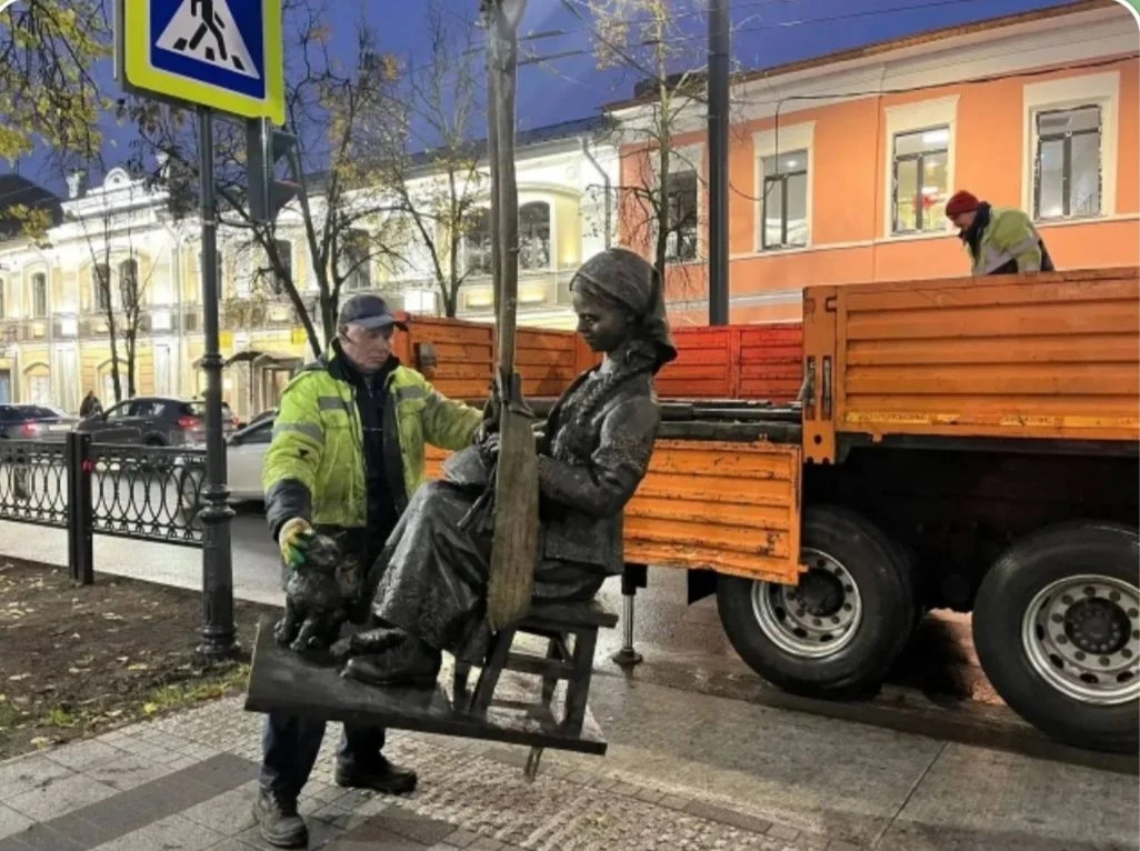 В Вологде демонтировали скульптуру кружевницы