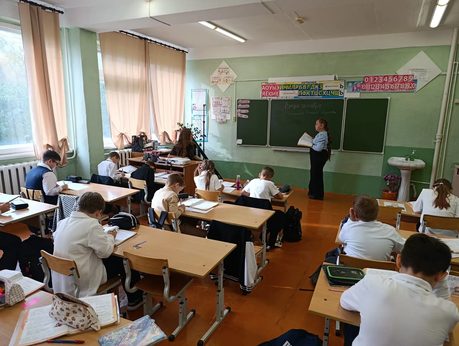 Традиционно накануне «Дня учителя» в нашей школе проходит «День самоуправления». Но нач...