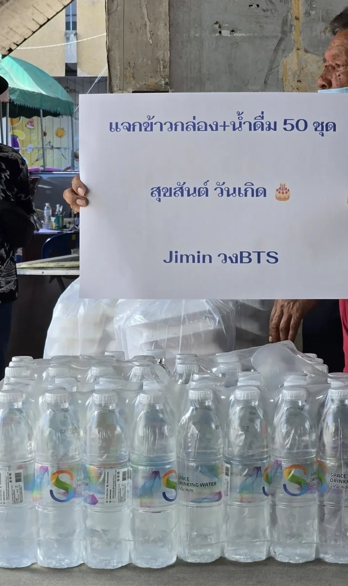 В честь дня рождения Чимина продукты питания были розданы людям в уязвимом положении и ...