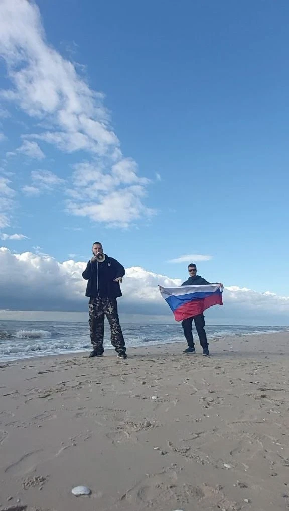 Оставалось одно скачивание на аккаунте нейросети. Что-то с утра вспоминал поездки в Дон...