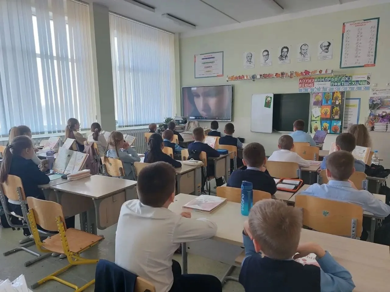 Новая учебная неделя в школах Курска традиционно началась с «Разговоров о важном»