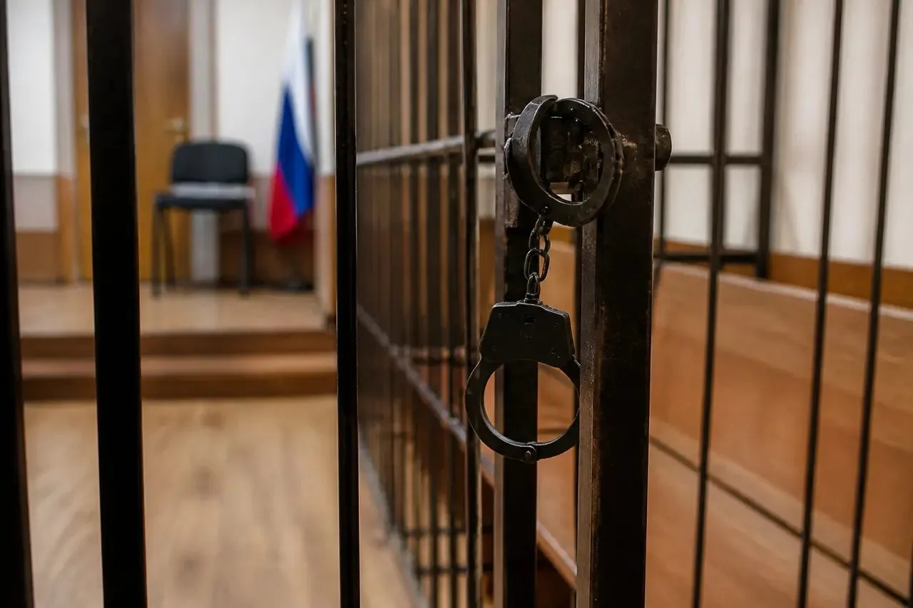 Нижневартовский суд назначил 3,5 года колонии-поселения мужчине, избившему двух посетит...
