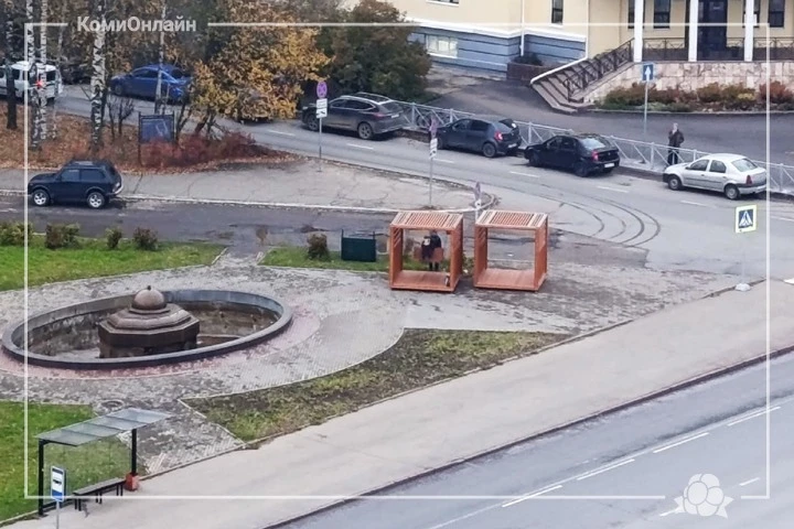 Качели в кубах продолжают устанавливать на улицах Сыктывкара. Новые появились на Театра...