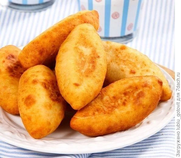 Картофельные пирожки с мясом и орешками