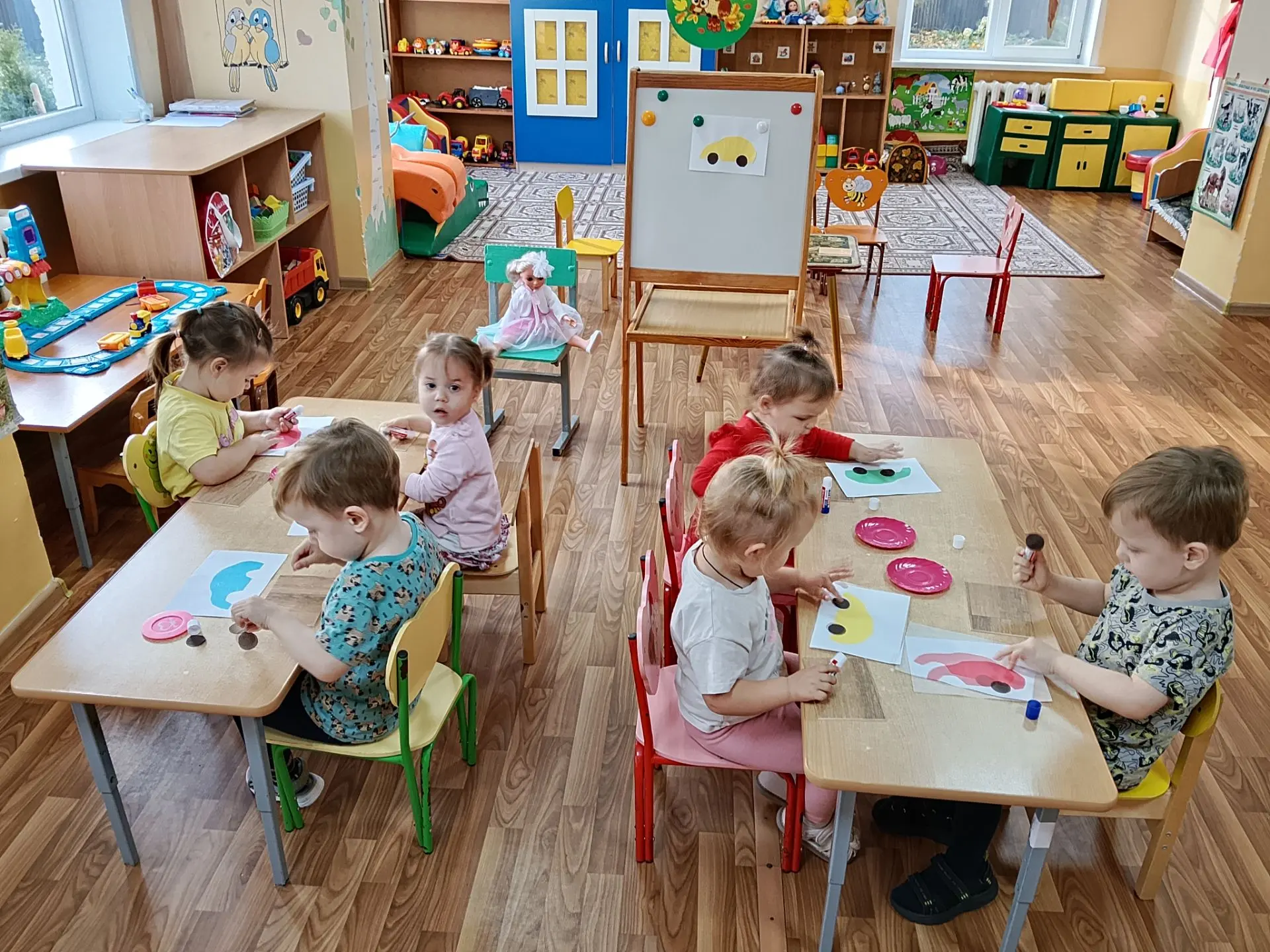 Ребята группы раннего возраста "Колокольчики," познакомились с аппликацией и изготовили...