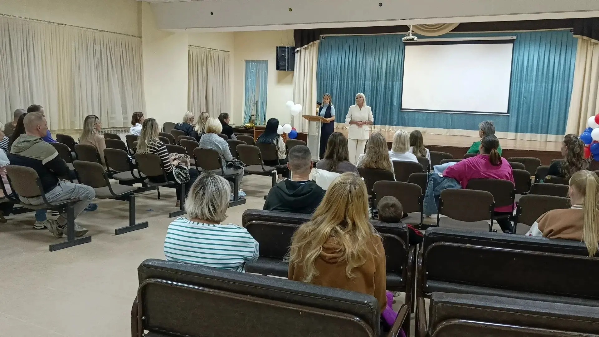 15 октября на Родительских собраниях в Актовом зале МБОУ  "Школа√137 имени М. П. Агибал...