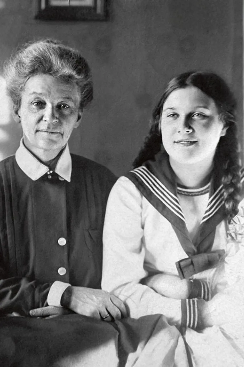 Любовь Орлова с мамой Евгенией Николаевной Сухотиной. Вторая половина 1910-х г.г.