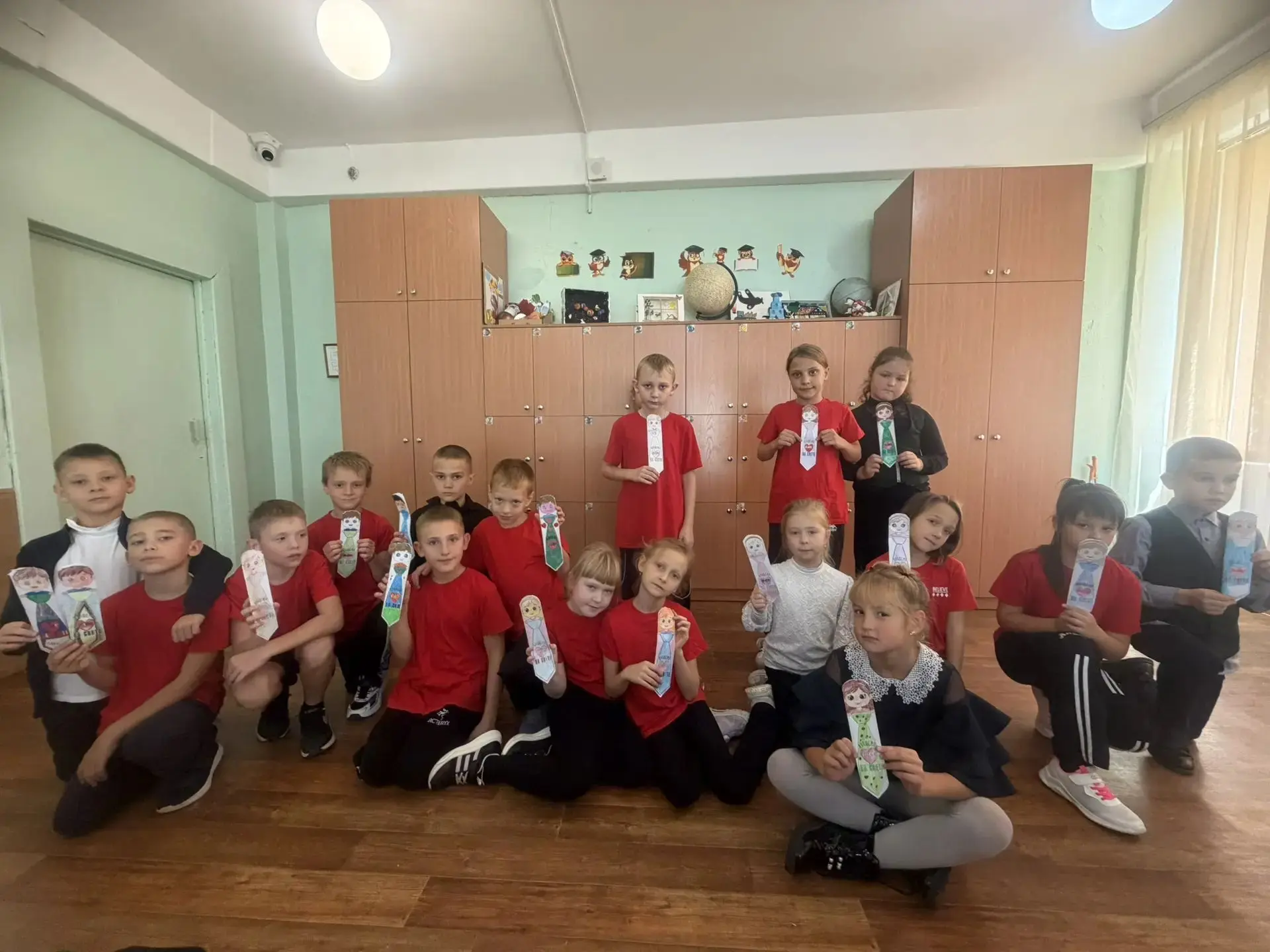 🎉 В преддверии Дня отца: трогательный сюрприз от 2 «Б» класса! 👨‍👧‍👦