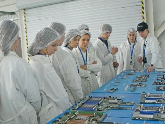 ШАГ В IT-БУДУЩЕЕ: экскурсия на завод «Аквариус»