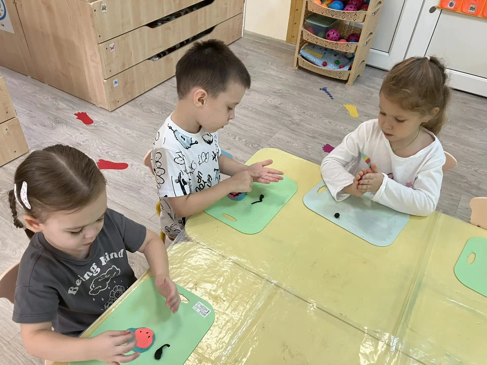 В средней группе «Дельфинчики» прошло занятие по лепке на тему «Вкусный, сладкий, арома...