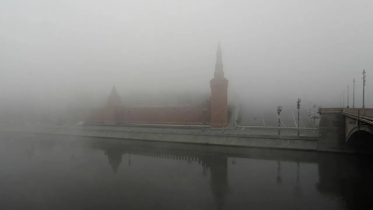 🌫 Сегодня с 16:00 до 10:00 пятницы Москву накроет густой туман — видимость упадет до 2...