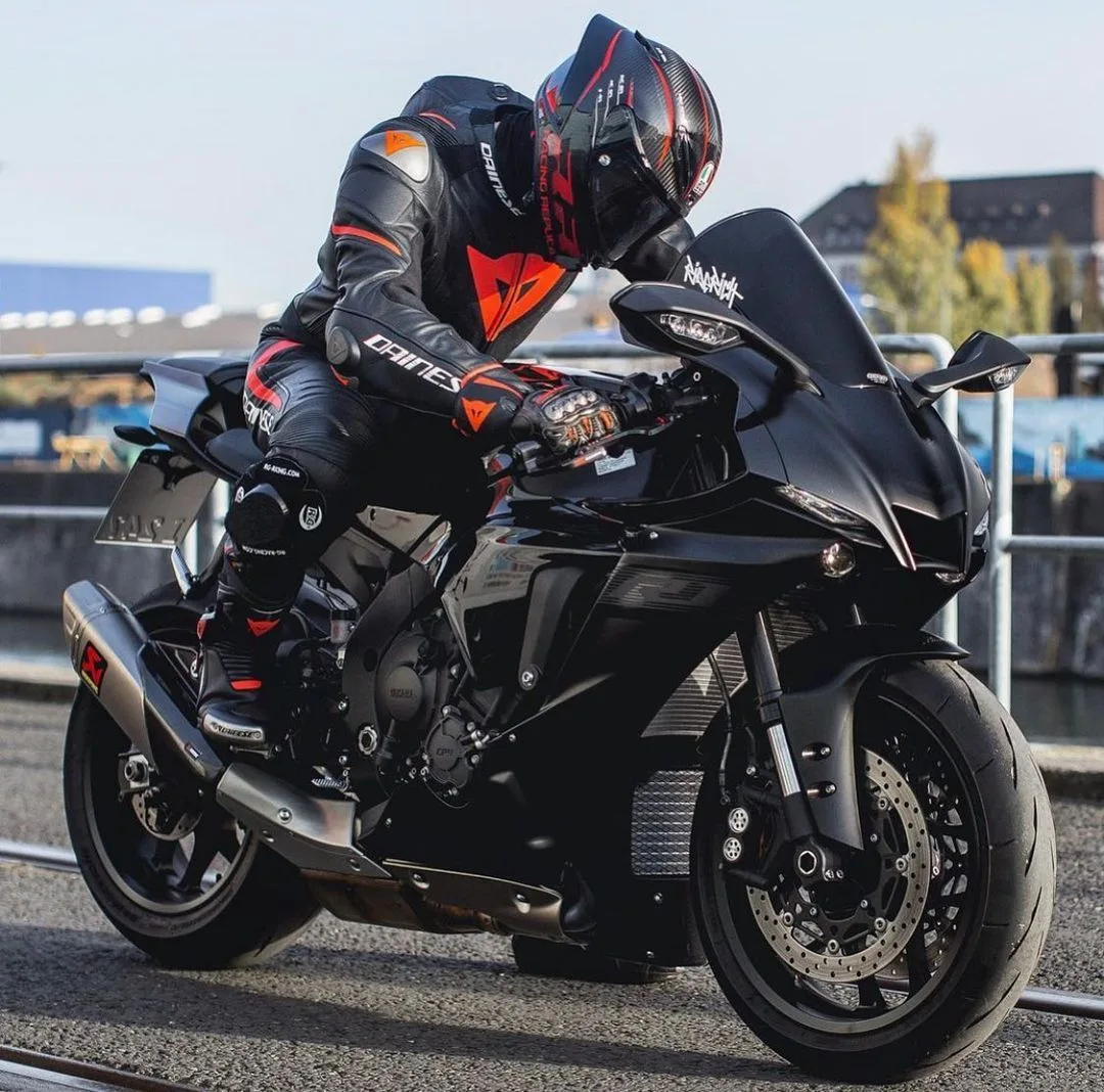 Yamaha R1: мощь и скорость в каждой детали 🌪 #moto