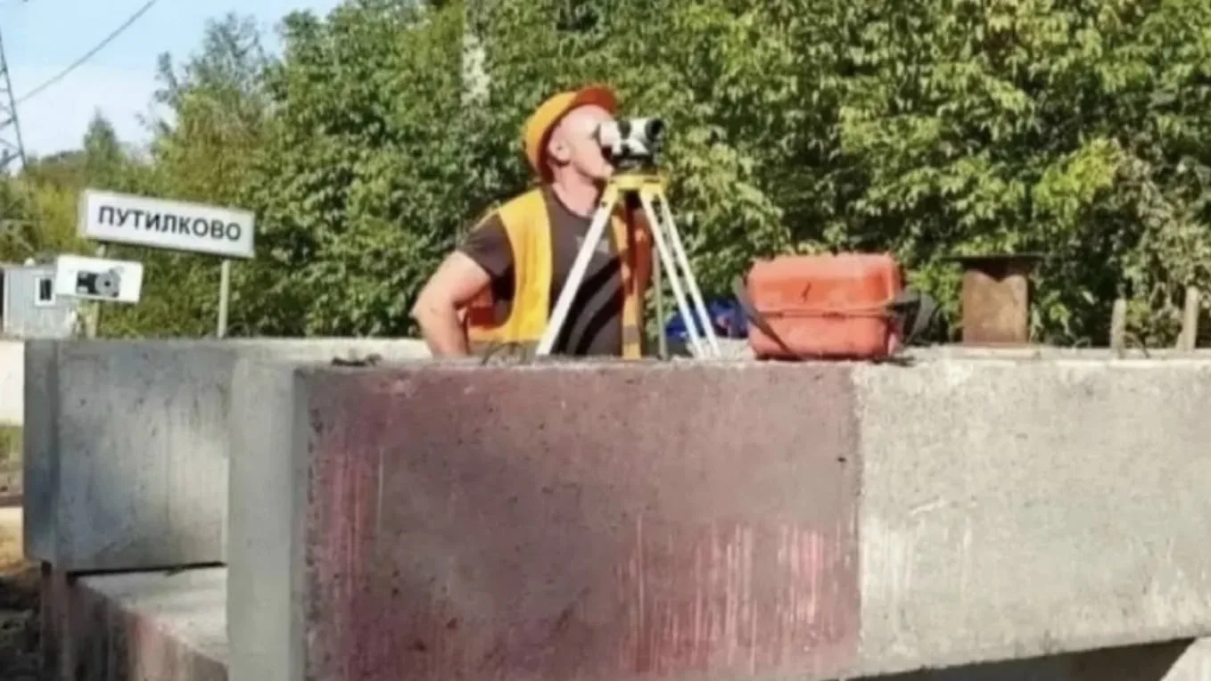 В Путилково идёт активная реконструкция моста через реку Сходню. Движение по этому учас...