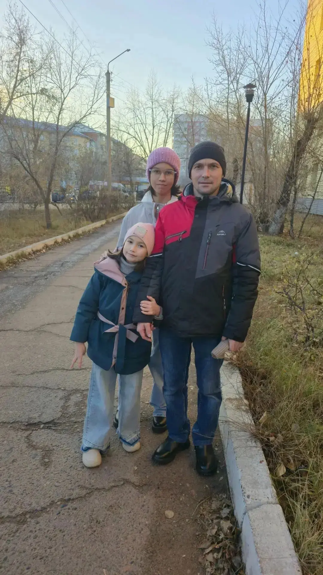 Мой папа-бульдозерист! Работает вахтовым методом. Мой папа знаток своей работы. Мы всей...