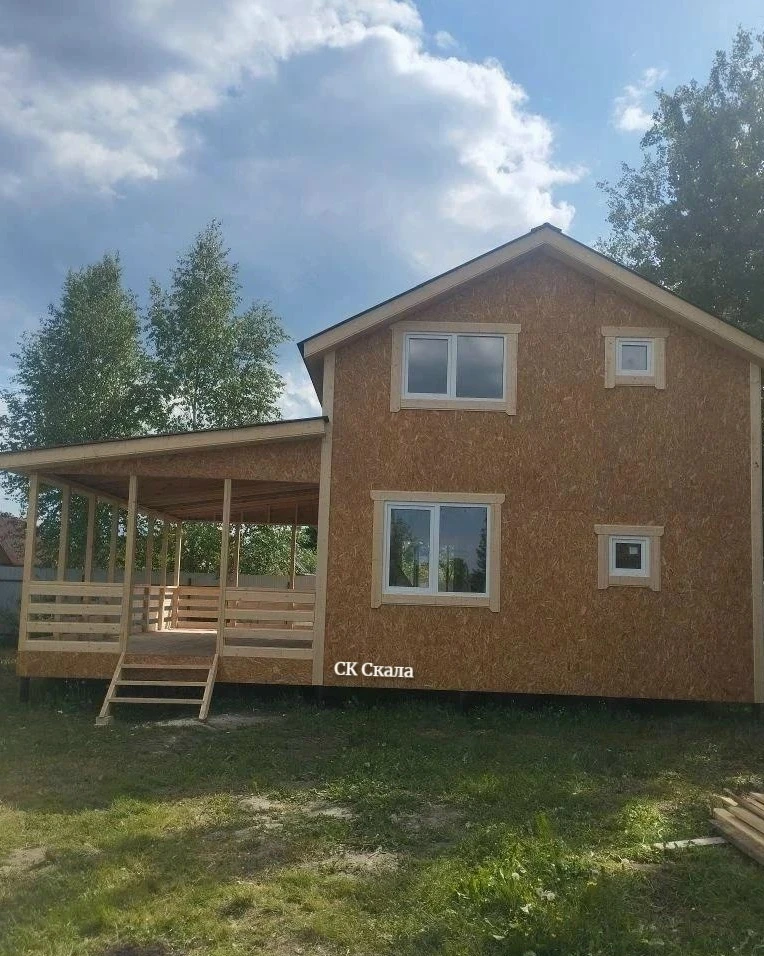 Дом полтора этажа размером 6х6 м, холодный контур.