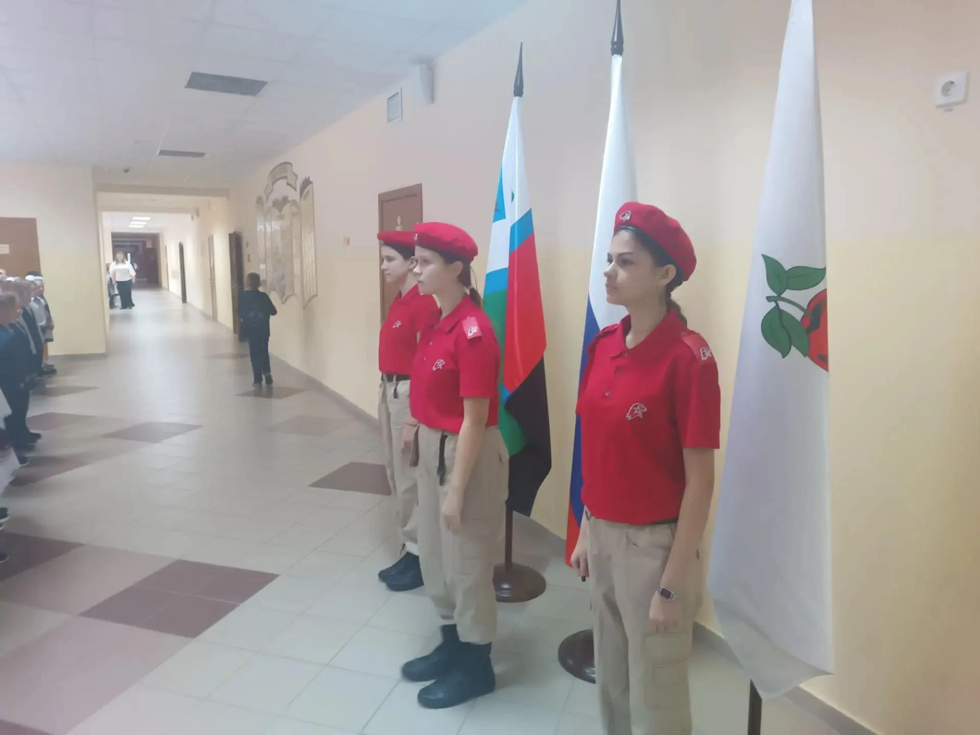 5 октября в нашей школе началось традиционно: торжественная линейка, вынос флага под зв...