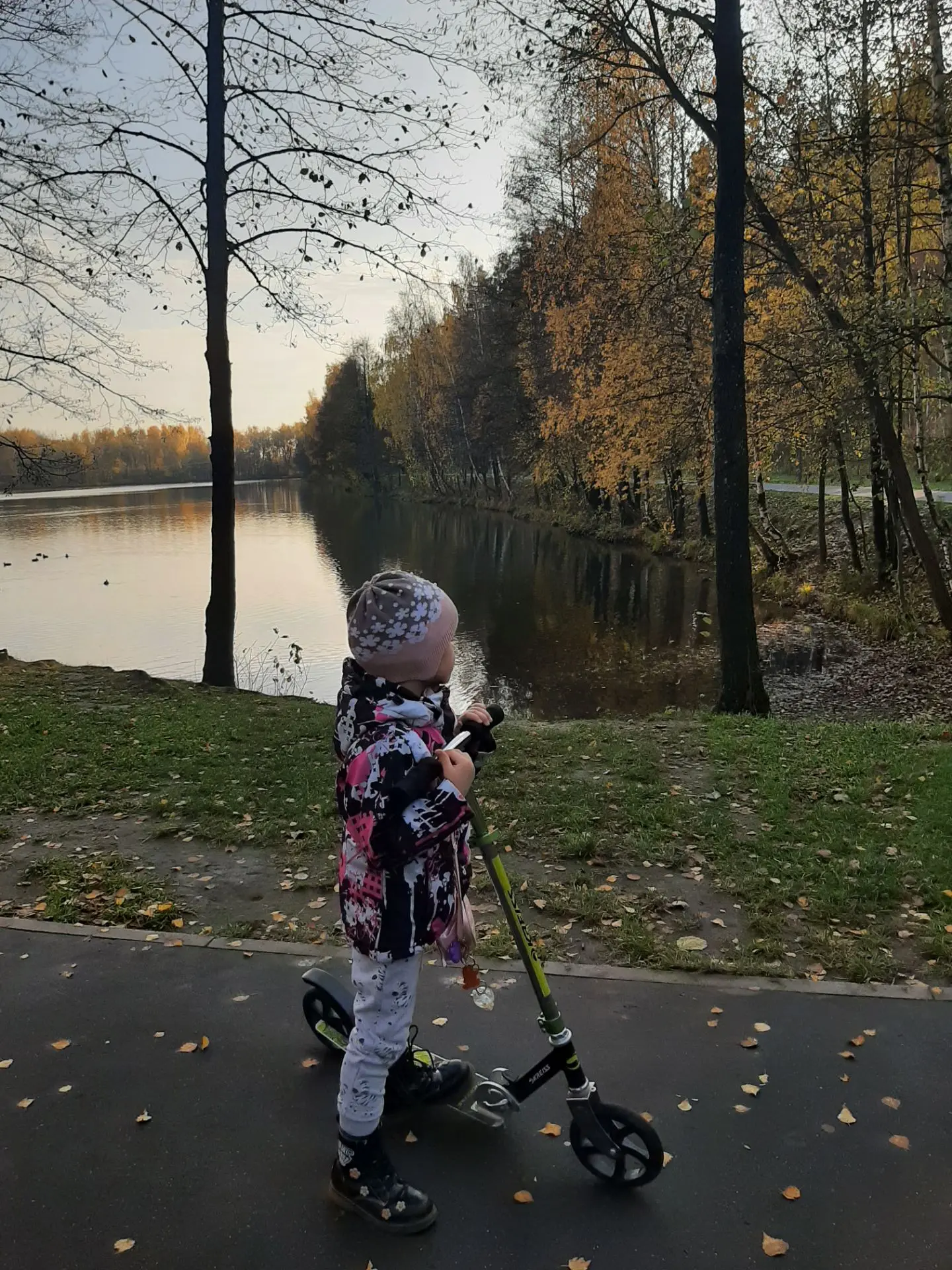 Очень насыщенная у нас выдалась прогулка😊 После уток мы отправились кормить белок🐿 Ещ...