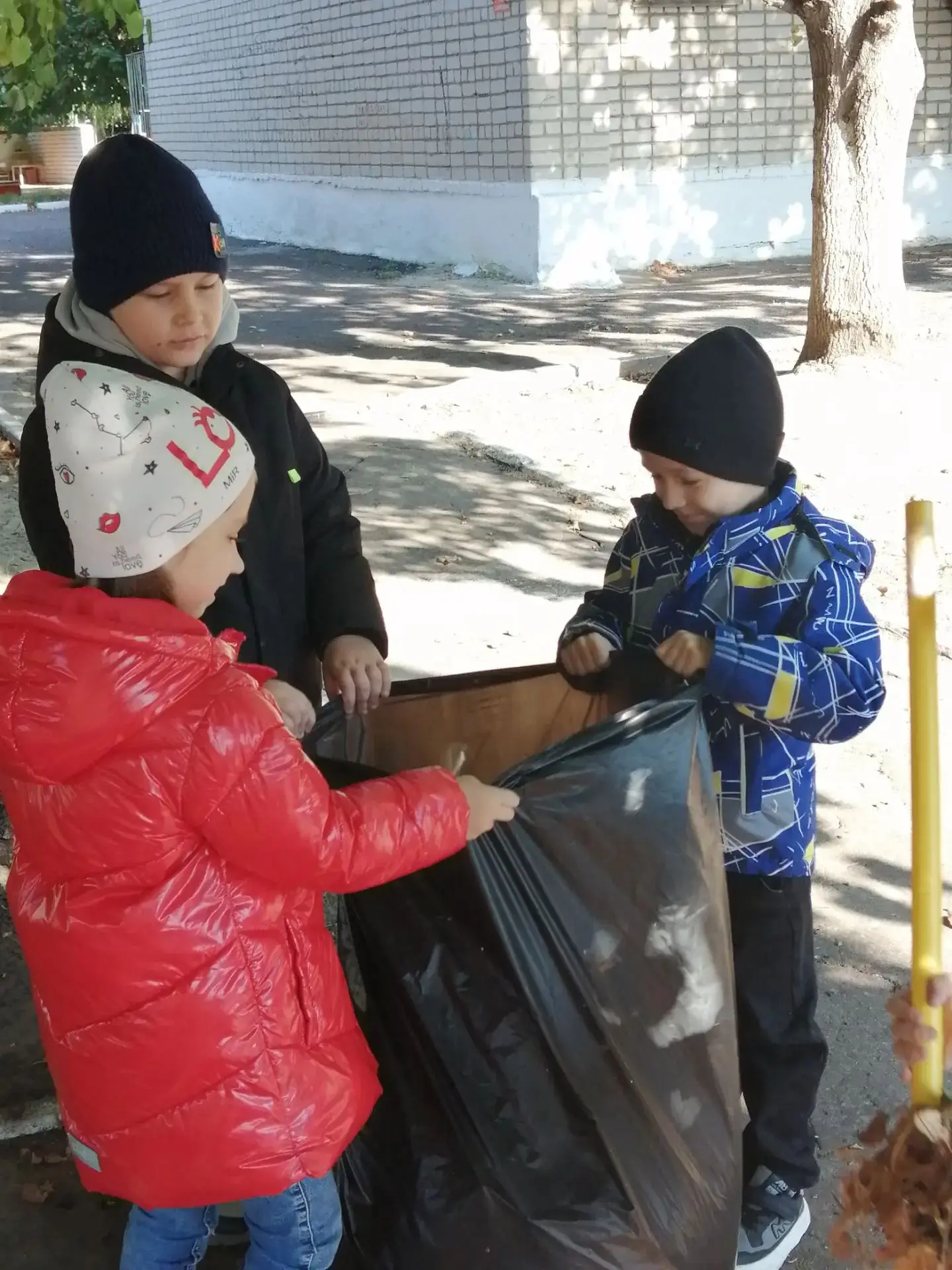 Труд превращается в игру, когда рядом друзья! 🍂 Сегодня двор нашего детского сада прев...