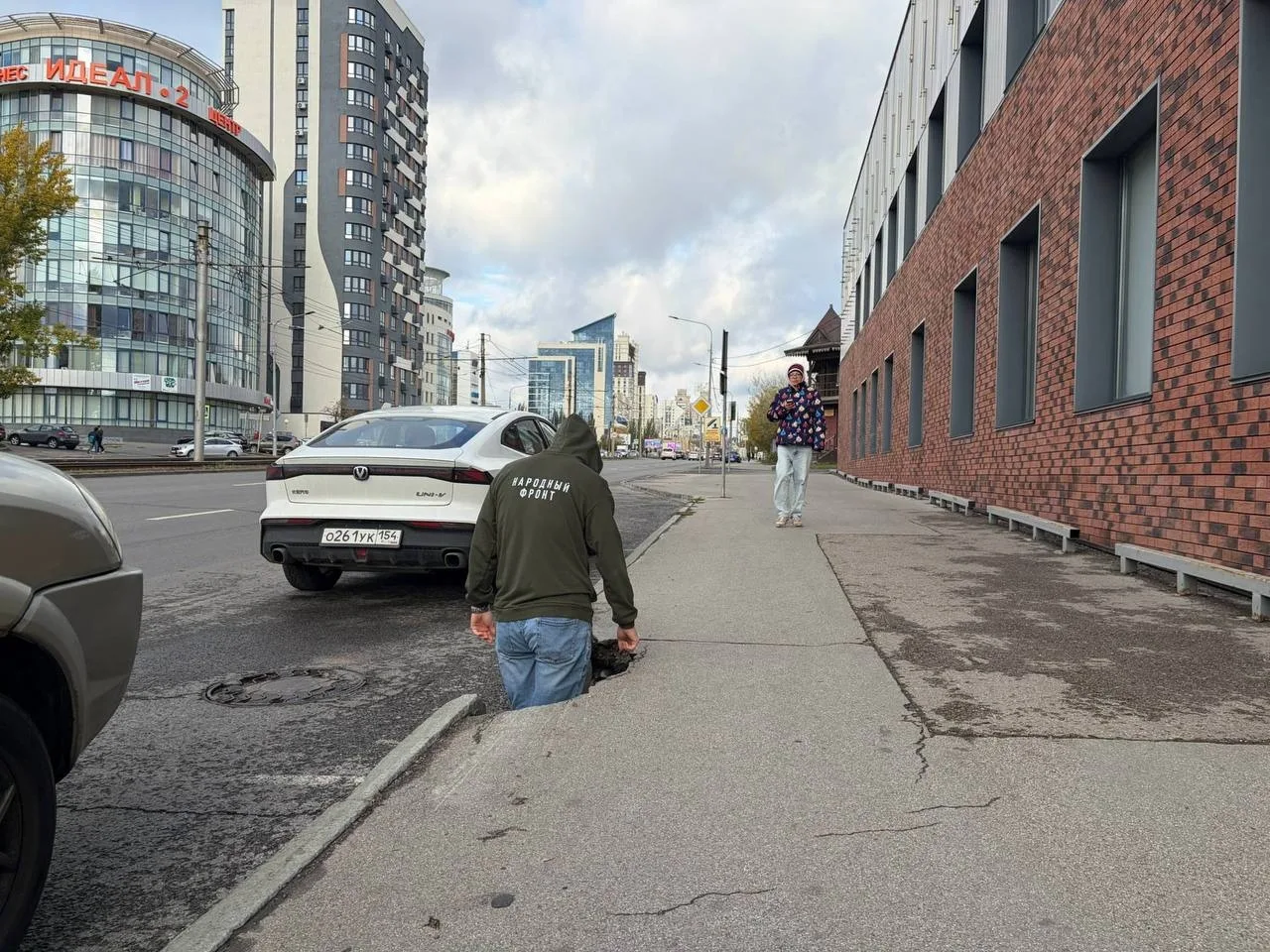 В центре Барнаула больше месяца зияет огромная яма. Провалы появляются и на проспекте Л...