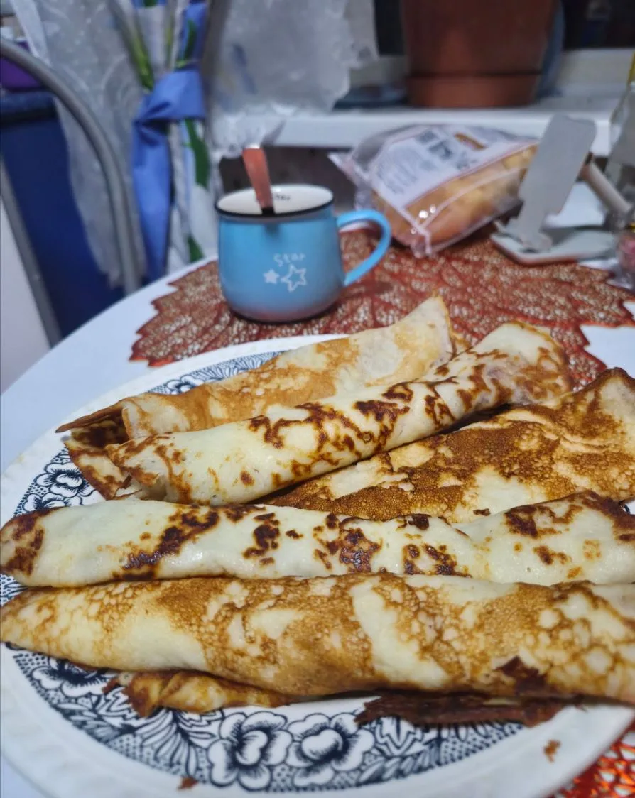 В плане были оладьи как обычно, но что-то передумала и напекла блинчики на кефире, вкус...