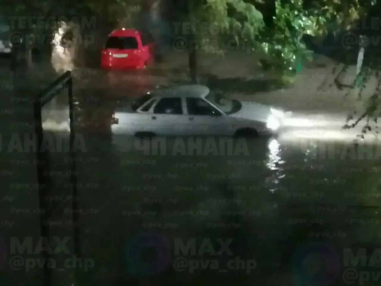 Улицы ушли под воду: Анапу затопило из-за ливня.