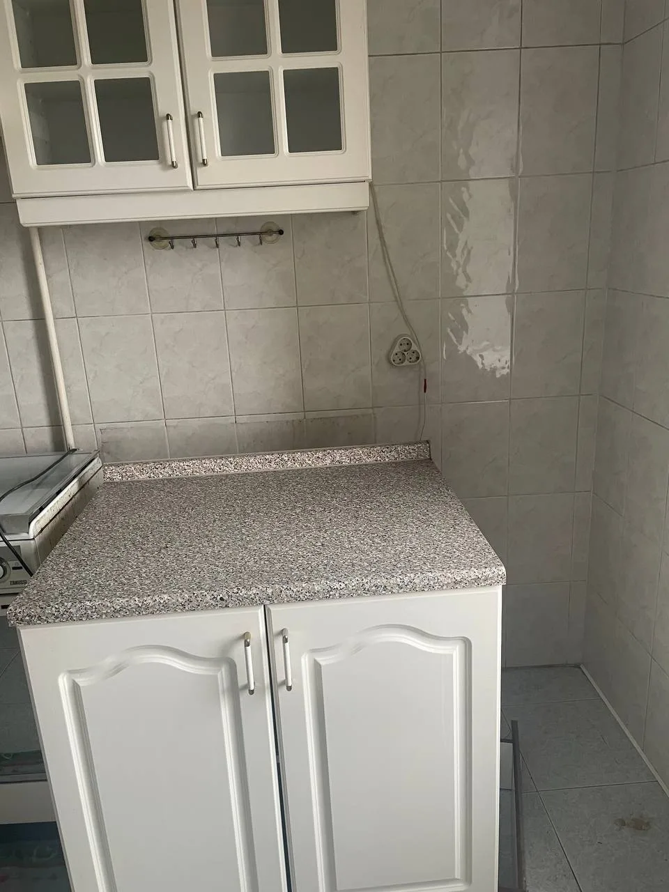 В продаже кухня в комплекте один шкаф напольный и два подвесных,цена 8000 возможно дост...