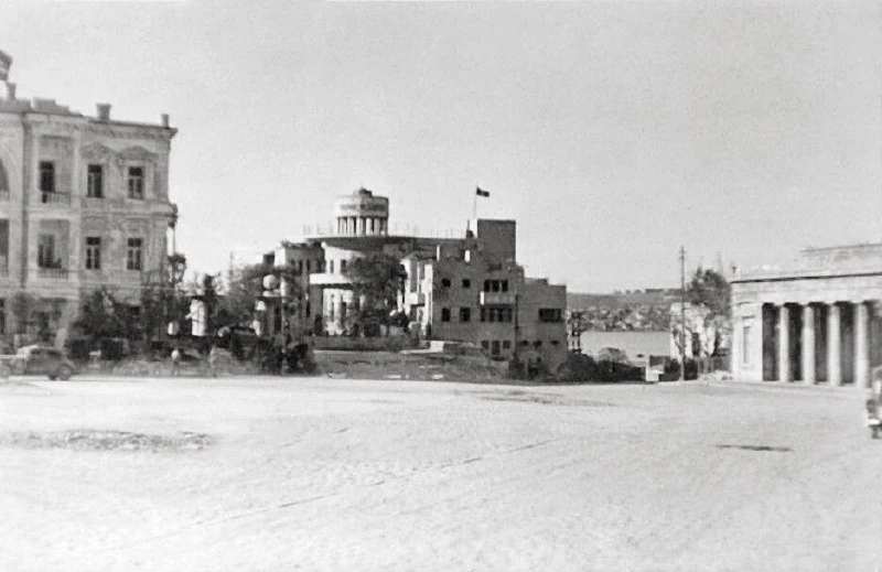 🤔 Узнаёте это место? На снимке площадь в 1942 году.